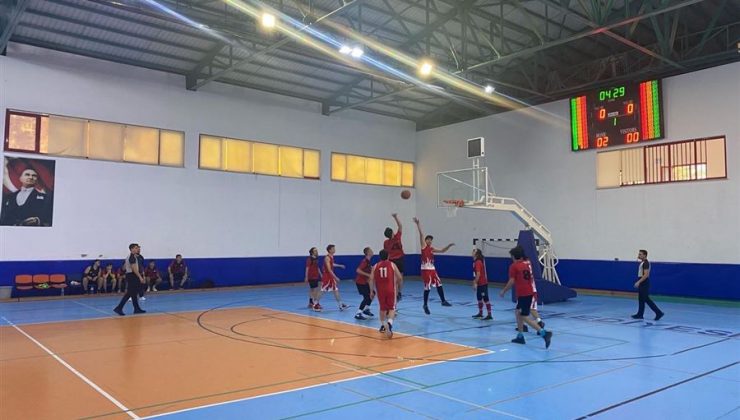 Okullar arası Basketbol Turnuvasının Açılış Atışı Başkan Ertuğrul Çetin’den